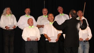 Mužský sbor HRDLO zpívá hymnus 
